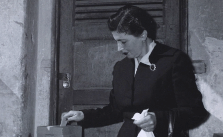 Mujer votando en la decada de los 50s