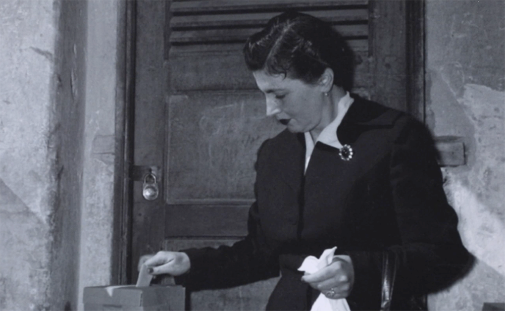 Mujer votando en la decada de los 50s