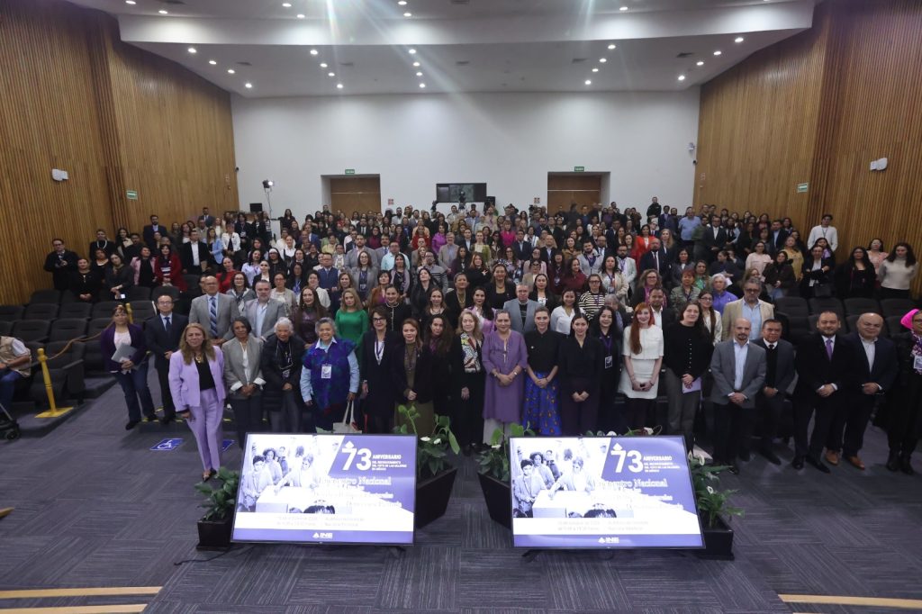 Foto grupal de asistentes y participantes en Encuentro Nacional Derechos Políticos y Electorales de Mujeres y la Democracia Paritaria