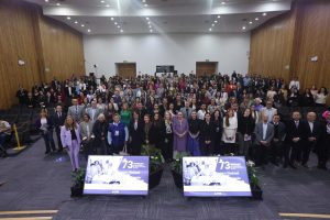 Foto grupal de asistentes y participantes en Encuentro Nacional Derechos Políticos y Electorales de Mujeres y la Democracia Paritaria